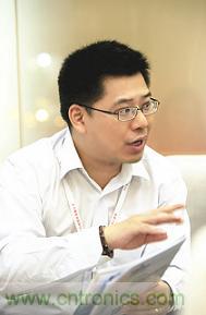 圖 赫連德亞太區(qū)有限公司客戶(hù)經(jīng)理王志民介紹在線(xiàn)與線(xiàn)下結(jié)合的服務(wù)