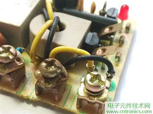 漏電保護器拆解：結(jié)構(gòu)有差異，做工不錯