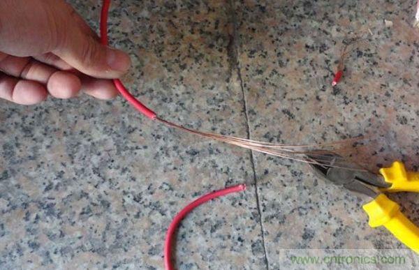 變廢為寶！風(fēng)扇散熱器變身山寨LED燈