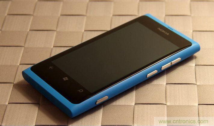拆解諾基亞Lumia800,做工依舊精細(xì)！