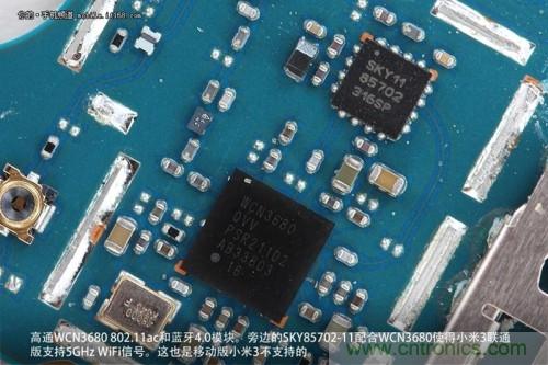 高通WCN3680 802.11ac和藍(lán)牙4.0模塊，旁邊的SKY85702-11配合其使用5GHz Wi-Fi頻段