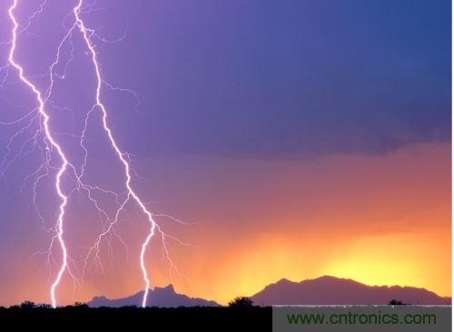 【導(dǎo)讀】處于空間變化的強(qiáng)電磁場中的物體，由于電磁感應(yīng)，在其內(nèi)部就會產(chǎn)生很高的感應(yīng)電動勢，很容易造成意外?，F(xiàn)在家用電器的也采取了各種相應(yīng)的防護(hù)措施，特別是雷電的防護(hù)，不要以為在家里的電器就不怕雷電哦，“家里”也不安全的，所以雷天下電器防雷常識還是不可少的。  家用電器的防護(hù)，除了避免人為損壞外，諸多不可抗力因素所帶來的損壞也要采取相應(yīng)的防護(hù)措施，特別是雷電的防護(hù)。雷電流在50～100微秒的時間內(nèi)，從０變化到幾萬安，再由幾萬安變化到０，在其周圍空間會產(chǎn)生瞬變的強(qiáng)電磁場。處于空間變化的強(qiáng)電磁場中的物體，由于電磁感應(yīng)，在其內(nèi)部就會產(chǎn)生很高的感應(yīng)電動勢。以前，由于它的成災(zāi)概率極小，沒有引起人們的注意，但隨著微電子技術(shù)的重大進(jìn)展，超大規(guī)模集成電路誕生，它的能耗小、靈敏度極高等特點(diǎn)，使得其容易被損壞。          在建筑物內(nèi)，大量布設(shè)著各種導(dǎo)體線路。當(dāng)建筑物遭受雷擊或其周圍發(fā)生雷擊時，雷電流將在建筑物內(nèi)部空間產(chǎn)生瞬態(tài)磁場脈沖，這種磁場脈沖干擾上述回路后，將在回路中感應(yīng)出瞬態(tài)過電壓，危及這些回路相連的設(shè)備。雖然建筑物做好了防雷措施，但建筑物不可避免的會出現(xiàn)露洞。比如大面積的門窗可以讓電磁波入侵來去自由，輸電線路引雷入室等等。甚至有些電器還是露天使用的，因此應(yīng)做好電器防雷。 6   電力系統(tǒng)因其裸露而置于高空，是最易遭受雷擊的。20世紀(jì)初，在電力系統(tǒng)應(yīng)用到輸電線中上時創(chuàng)造了避雷線，即接閃器是一根或兩根架設(shè)在輸電線上方的接地鋼線，也就是前面所稱的“避雷線”。由于它簡單有效，所以在房屋建筑上也推廣了這種形式的接閃器，將它安裝在房屋上容易發(fā)生雷擊的地方，起到避雷的作用?，F(xiàn)在許供電線路采用地下電纜，對防雷有了很大的幫助。但高壓運(yùn)輸還是必須架空明線，因此，必須使用避雷線。          人們通常用過壓保護(hù)器來保護(hù)電器。其防雷原理是：這種保護(hù)器有兩個端口，電器電源火線與零線分別各接保護(hù)器的一個端口，每個保護(hù)器另一端再接地，通過間隙擊穿達(dá)到對地放電的目的。在正常工作電壓下，避雷器間隙不會被擊穿，當(dāng)過電壓沿導(dǎo)線傳過來危及被保護(hù)設(shè)備的過電壓時，避雷器間隙很快被擊穿，對地放電，使大量的電荷都泄入到大地，從而限制了被保護(hù)設(shè)備的輸入電壓，起到了保護(hù)設(shè)備的作用。過電壓過去以后，間隙能迅速恢復(fù)，使電器正常工作。一些高檔的電器自帶保護(hù)器，但是還有許多的電器沒有這一裝置。因此，應(yīng)在入戶電線接上保護(hù)器。在雷暴天氣時，如果沒有特別的用電要求，最好將入戶總閘關(guān)閉。          微電子技術(shù)的發(fā)展，用電器大量使用集成電路。雷電發(fā)生時的電磁效應(yīng)是集成電路的克星。而現(xiàn)在使用集成電路最多的莫過于計算機(jī)了，為了防止電磁感應(yīng)對其的破壞，計算機(jī)的主機(jī)外殼一般由金屬制成。利用金屬的靜電屏蔽和對電磁波的趨膚效應(yīng)，對防止感應(yīng)雷有很好的效果。