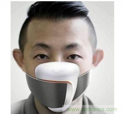 Frog Design 開發(fā)了一款可搭配手機(jī)應(yīng)用程序使用的智能口罩概念原型，內(nèi)建粒子傳感器，能警告使用者何時該戴上口罩