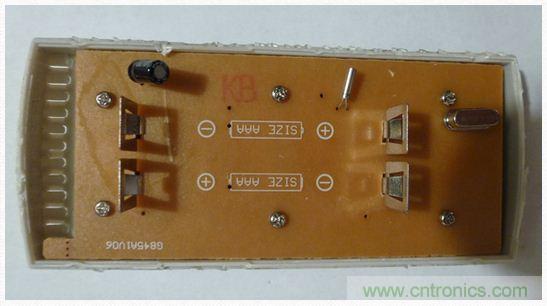 圖4：移開電池后的PCB同一面。