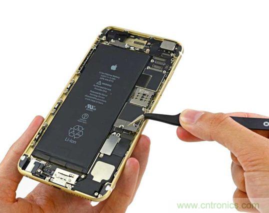 與iPhone 5S相比，電池尺寸更大，電池效率提高了16%。整部手機看起來就像一件藝術(shù)品，但看不到太多的內(nèi)部構(gòu)造。（來源：iFixit）