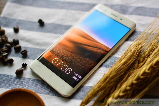 國產(chǎn)手機(jī)新標(biāo)桿-vivo Xplay5全面測(cè)評(píng)