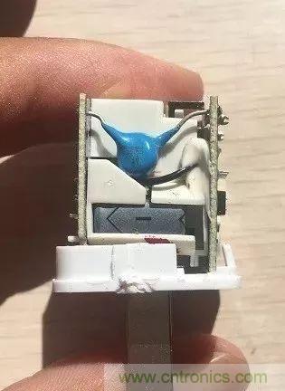 拆了個電容之后，我的iPhone也會自動訂房了