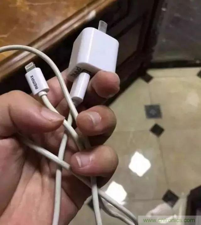 拆了個電容之后，我的iPhone也會自動訂房了