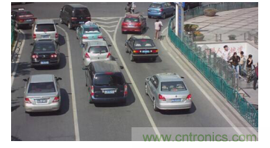 如何在車流涌動的道路上運用監(jiān)控系統(tǒng)？