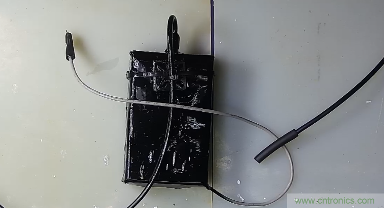 電燈泡內(nèi)通有交流電，為什么看不到燈泡在閃爍？
