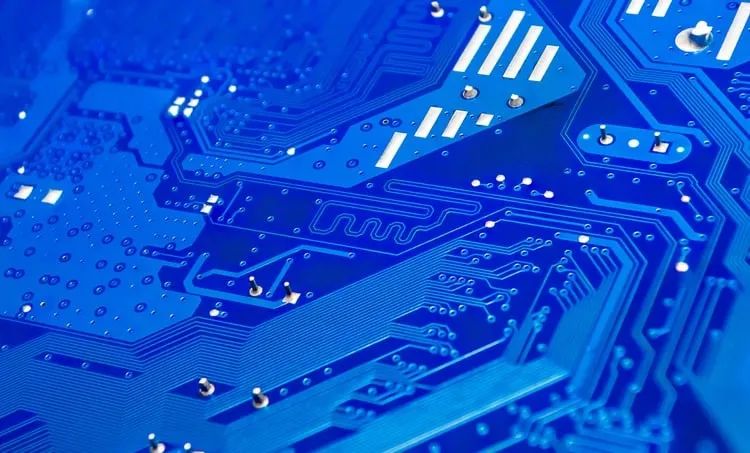 如何決定 PCB 中差分對(duì)的過孔阻抗？